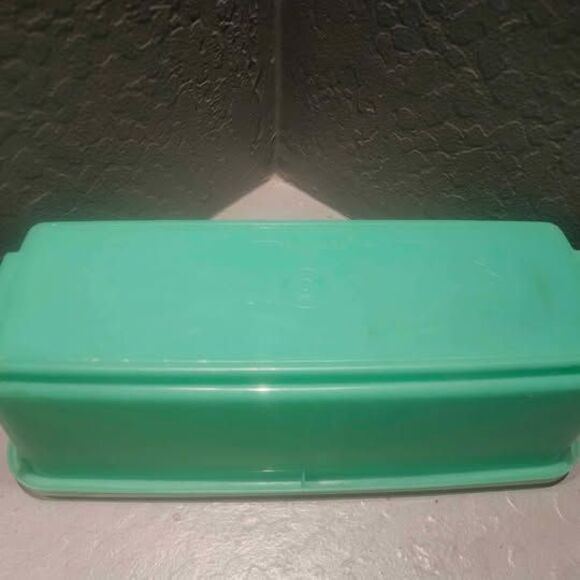 Jadeite Tupperware Breadbox Celery Keeper 14" x 6" - Picture 3 of 6